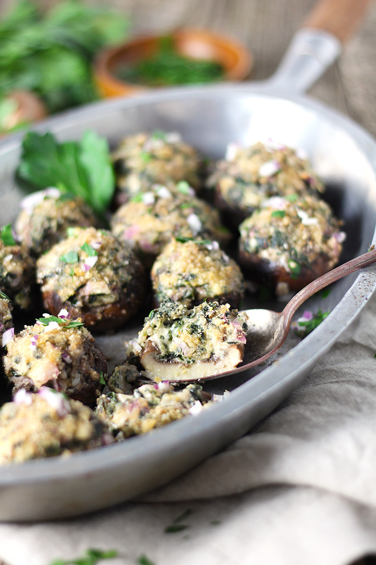 Spinach Parmesan Stuffed Mushrooms are tasty as an appetizer or side dish. A creamy, cheesy and garlicky spinach filling is packed into perfectly sized baby bella mushrooms and topped with crispy breadcrumbs and melted butter. 