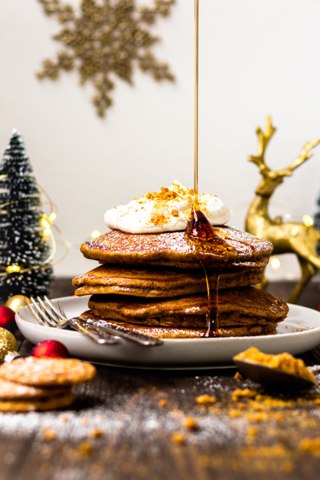 drizzling maple syrup on gingerbread pancakes